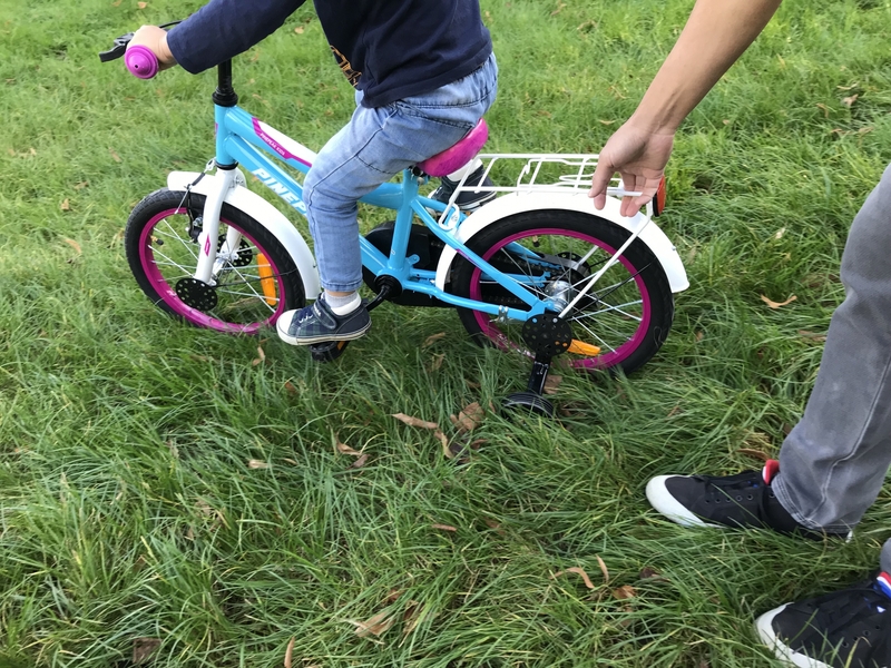 自転車の練習をする親子