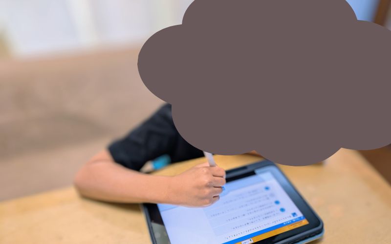 スマイルゼミで勉強をする息子